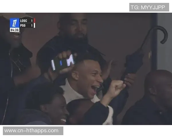 小姆巴佩绝平巴黎后模仿姆巴佩庆祝动作姆总在看台笑逐颜开